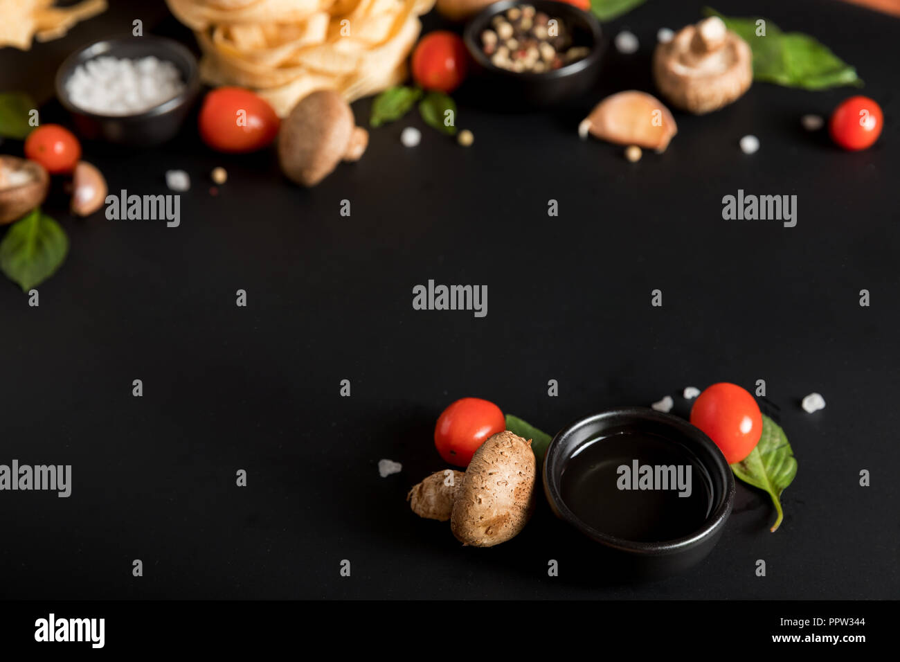 Fettuccine di pasta tagliatelle con gamberi, gamberetti, erbe e spezie Foto Stock