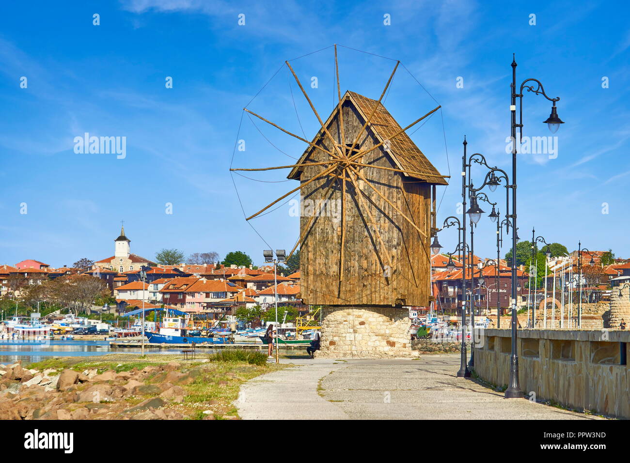 Mulino a vento di legno, città vecchia Nesebar, Bulgaria Foto Stock