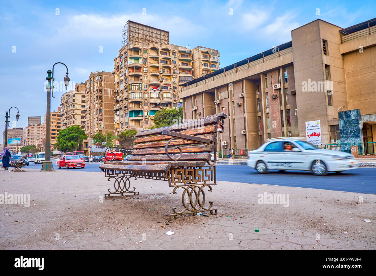 La vecchia panca su polverosi marciapiede pedonale di Corniche El-Nil street, Il Cairo, Egitto Foto Stock