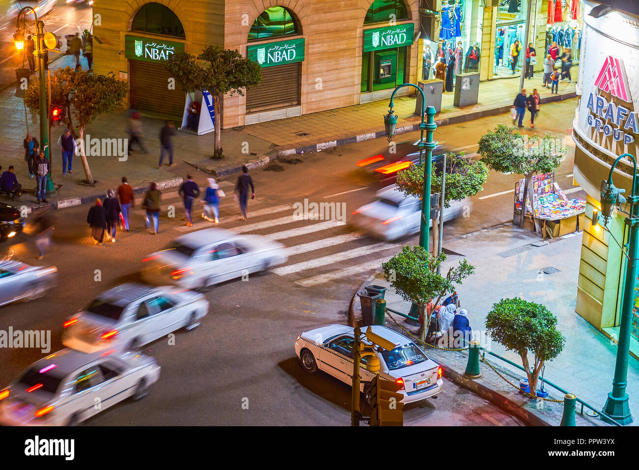 Il Cairo, Egitto - 23 dicembre 2017: La scena urbana a Talaat Harb sqaure con pedoni che attraversano la strada e in rapido movimento di auto, il 23 dicembre in C Foto Stock