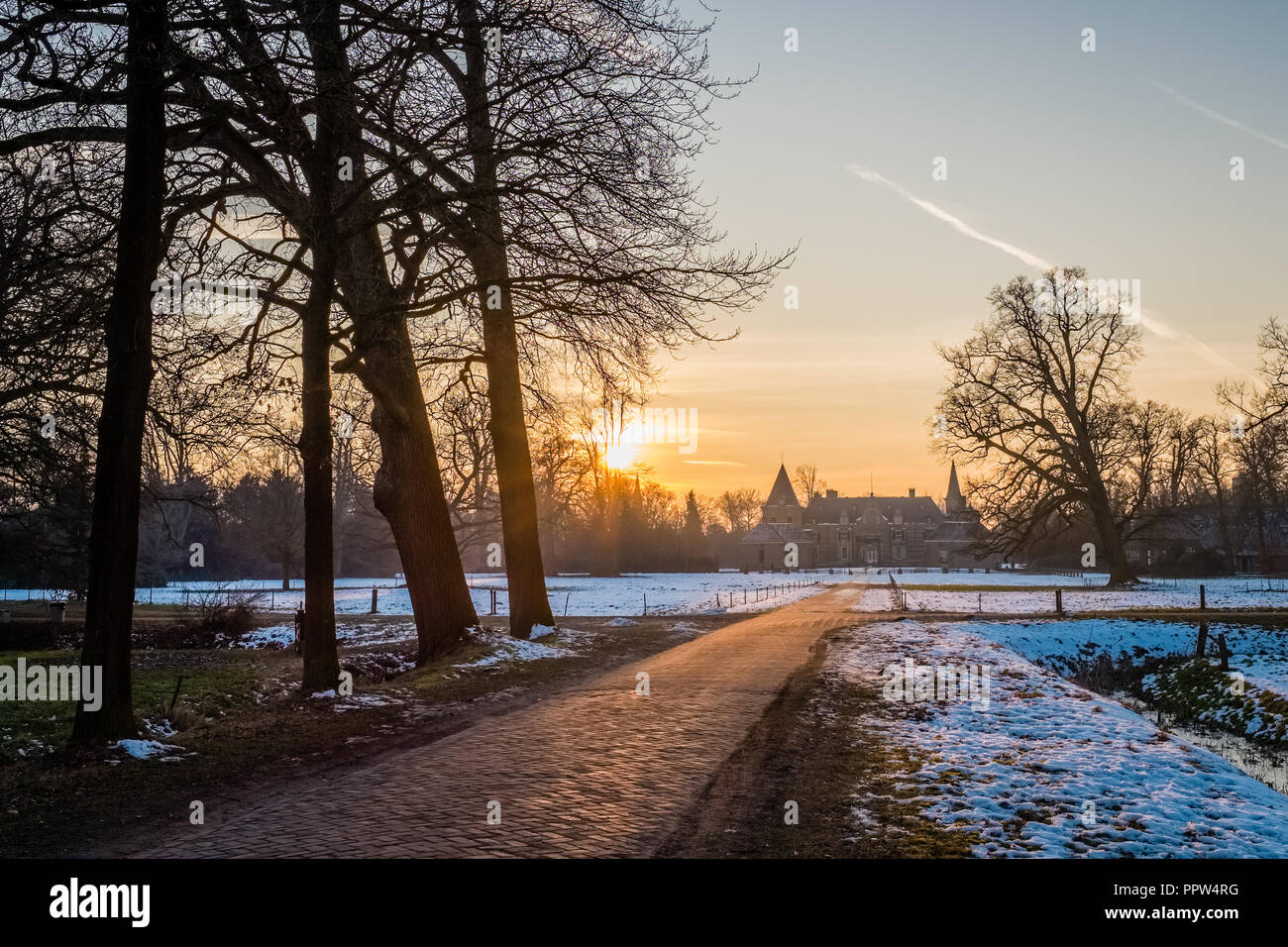 Il sole è di impostazione lentamente su un tipico paesaggio Olandese in inverno il mese di gennaio. Questo paesaggio è vicino alla città di Delden regione Twente Foto Stock