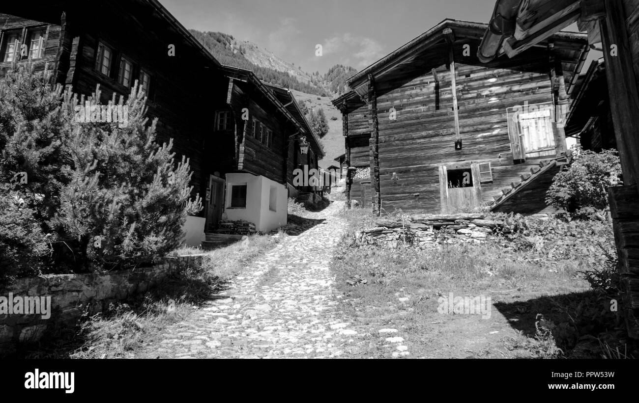 Bella streetview di uno dei pochi piccoli villaggi della Binntal (Vallese, Svizzera). La valle è drenata dall'Binna, un affluente del Rodano Foto Stock