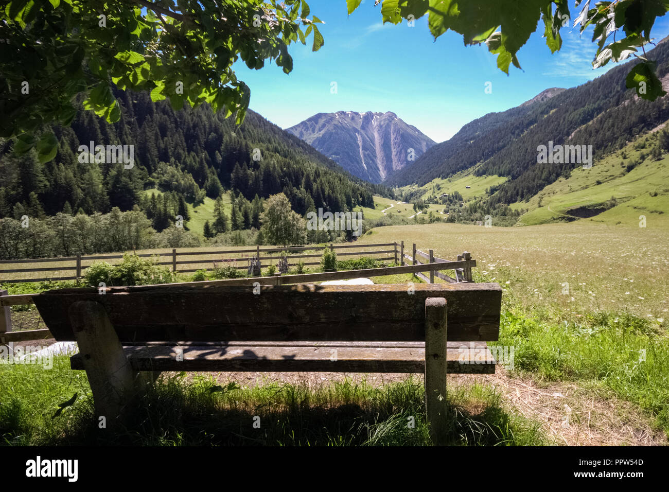 Guardando la Binntal (Vallese, Svizzera). La valle è drenata dall'Binna, un affluente del fiume Rodano e chiamato dopo Binn, l'insediamento principale Foto Stock