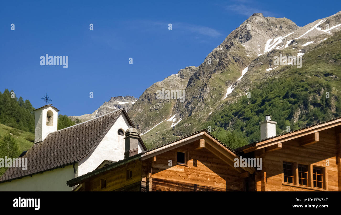 Binn, Svizzera - 19 Giugno 2011: incantevoli tetti in uno dei pochi piccoli villaggi della Binntal (Vallese, Svizzera) Foto Stock