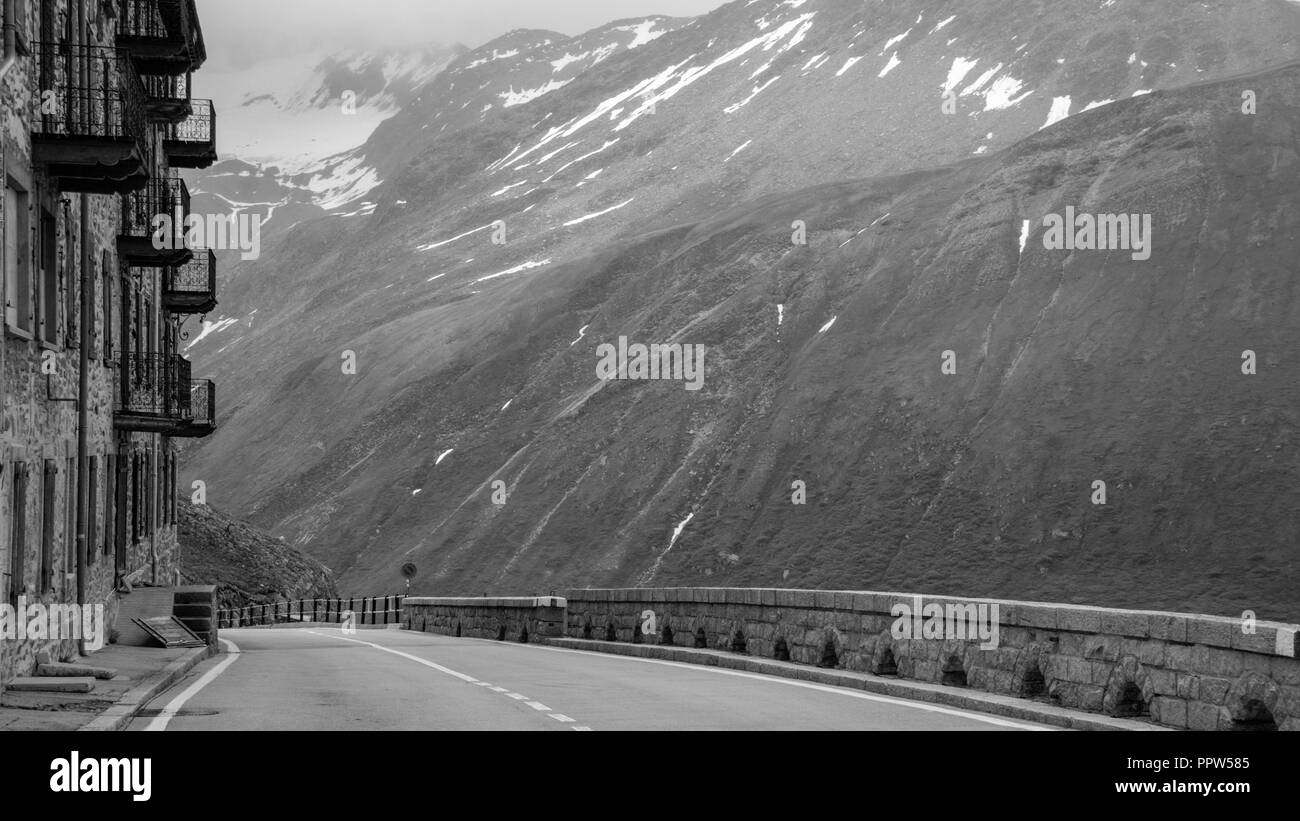 Road vicino al vertice della Furka pass in Svizzera. Con un'elevazione di 2,429 metri è un alto valico di collegamento tra Gletsch, Vallese con Realp, Uri. Foto Stock