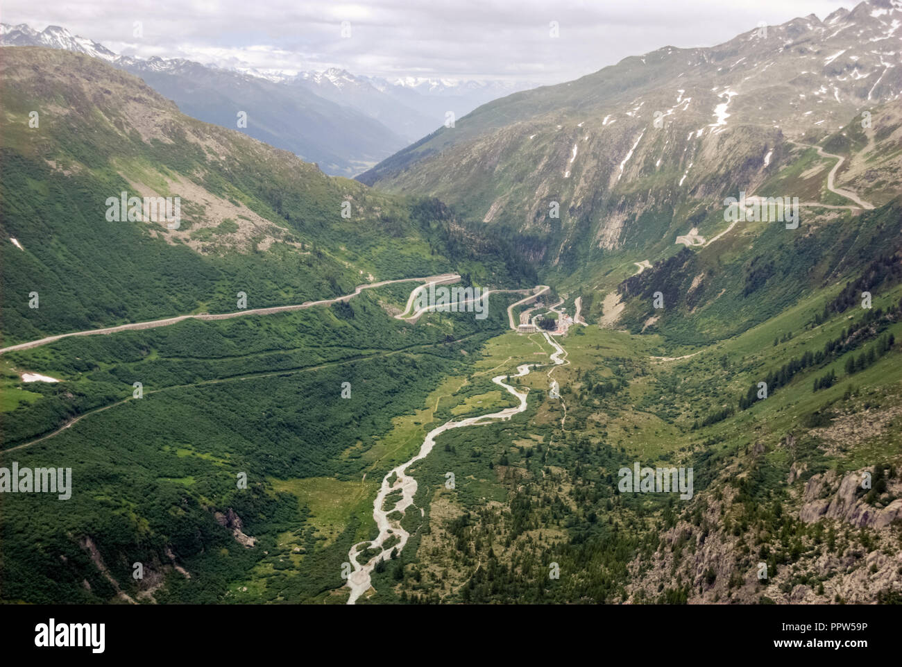 Guardando verso il basso dal vertice del Furka pass in Svizzera verso la vallata sottostante. Con un'elevazione di 2,429 metri è una molto alta pass Foto Stock