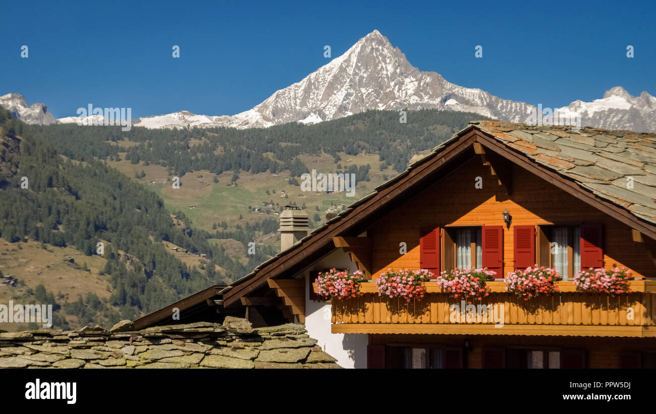 Grachen, Svizzera - Septembere 20, 2011: Grachen su una limpida giornata autunnale (Vallese, Svizzera). Il villaggio è situato ad un altitudine di 1620 metri Foto Stock