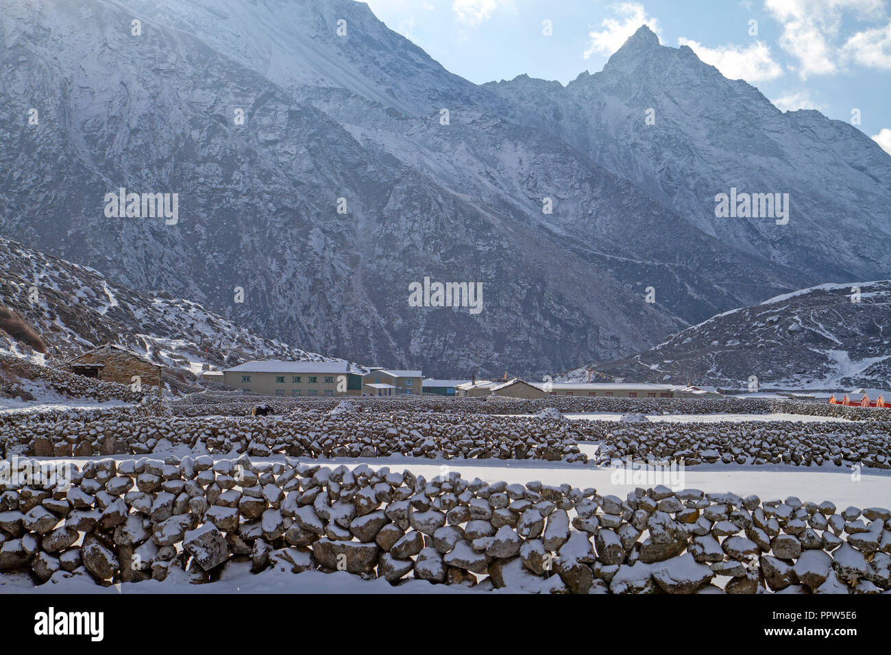 Il villaggio di Machermo sul trailto Gokyo Ri Foto Stock