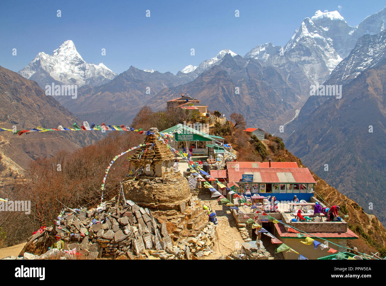 Il villaggio di Mongla e Ama Dablam Foto Stock