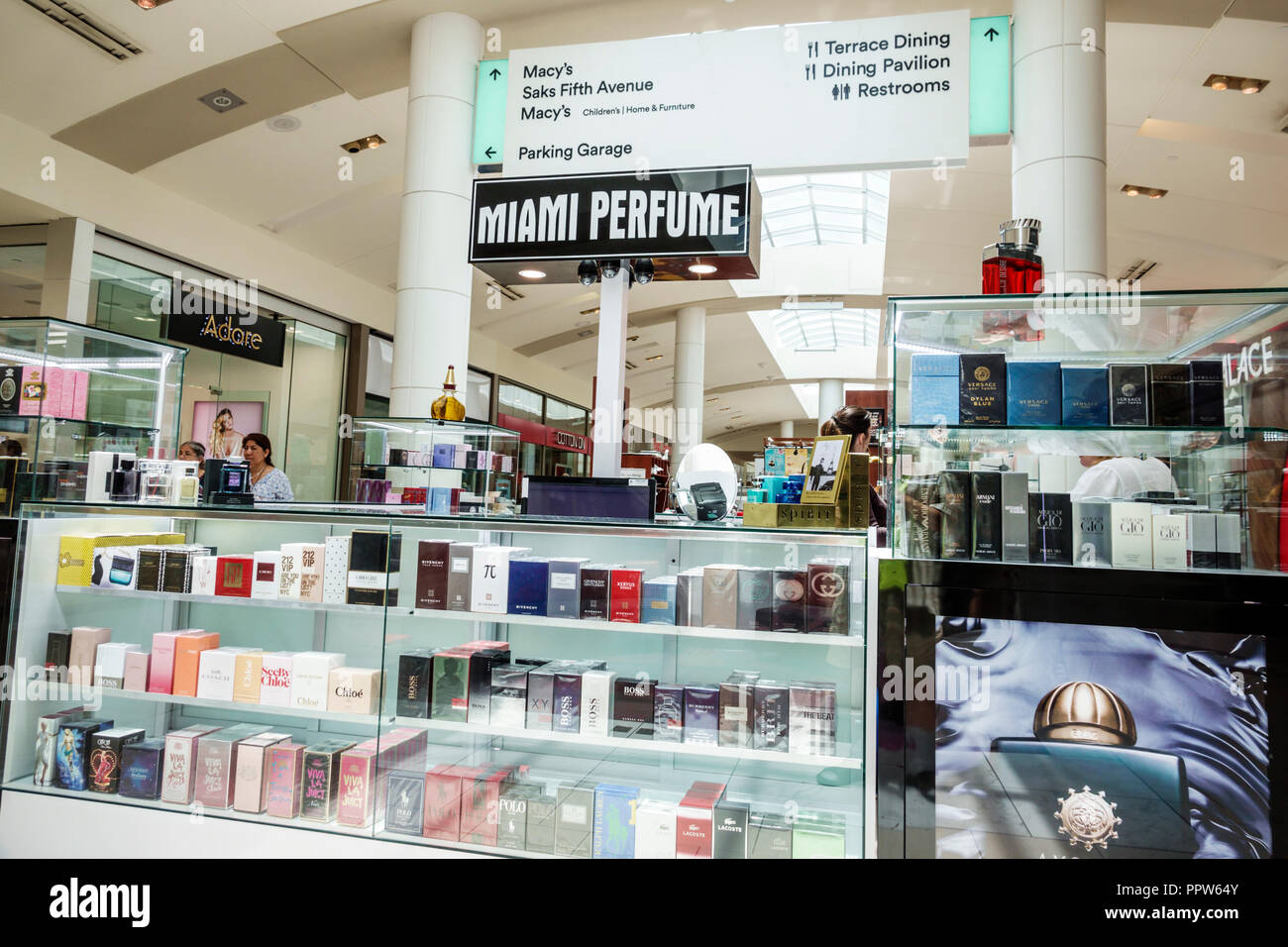 Miami Florida,Kendall,Dadeland Mall,Inside interior,shopping shopper shopping shopping negozi mercati di mercato di vendita di acquisto, negozi al dettaglio Foto Stock