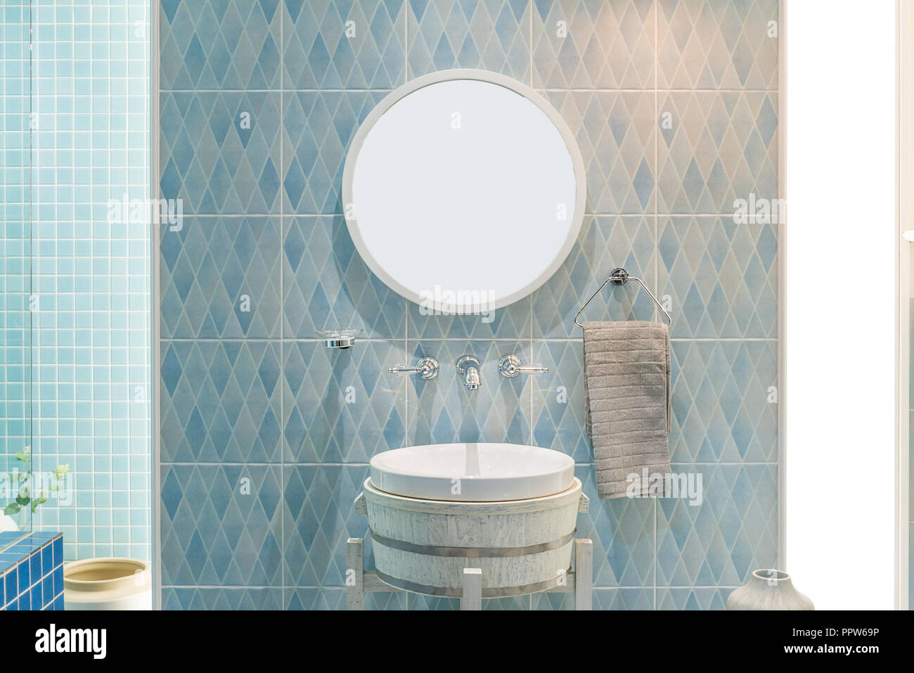 Interno del bagno con vasca lavello e rubinetto di specchio. Il design moderno del bagno. Foto Stock