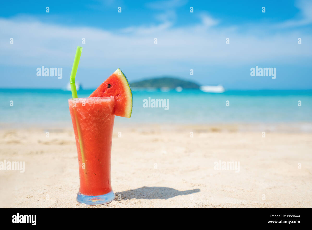 Cocktail di anguria su blu estate tropicale Beach a Phuket, Tailandia. Estate, vacanze, viaggi e vacanze concetto. Foto Stock