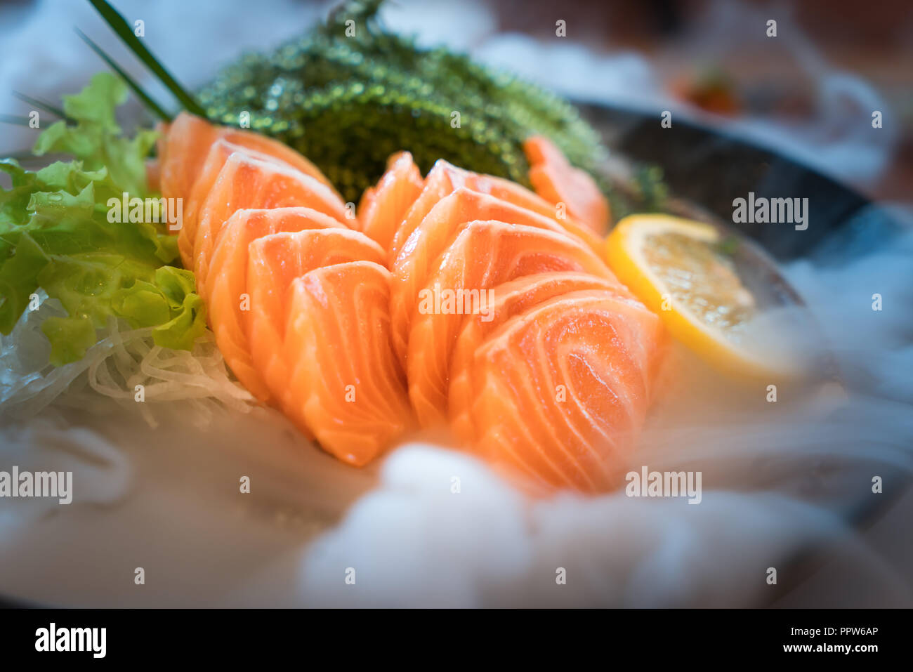 Raw fetta di salmone o sashimi di salmone in stile Giapponese servire fresco su ghiaccio nel recipiente. Foto Stock