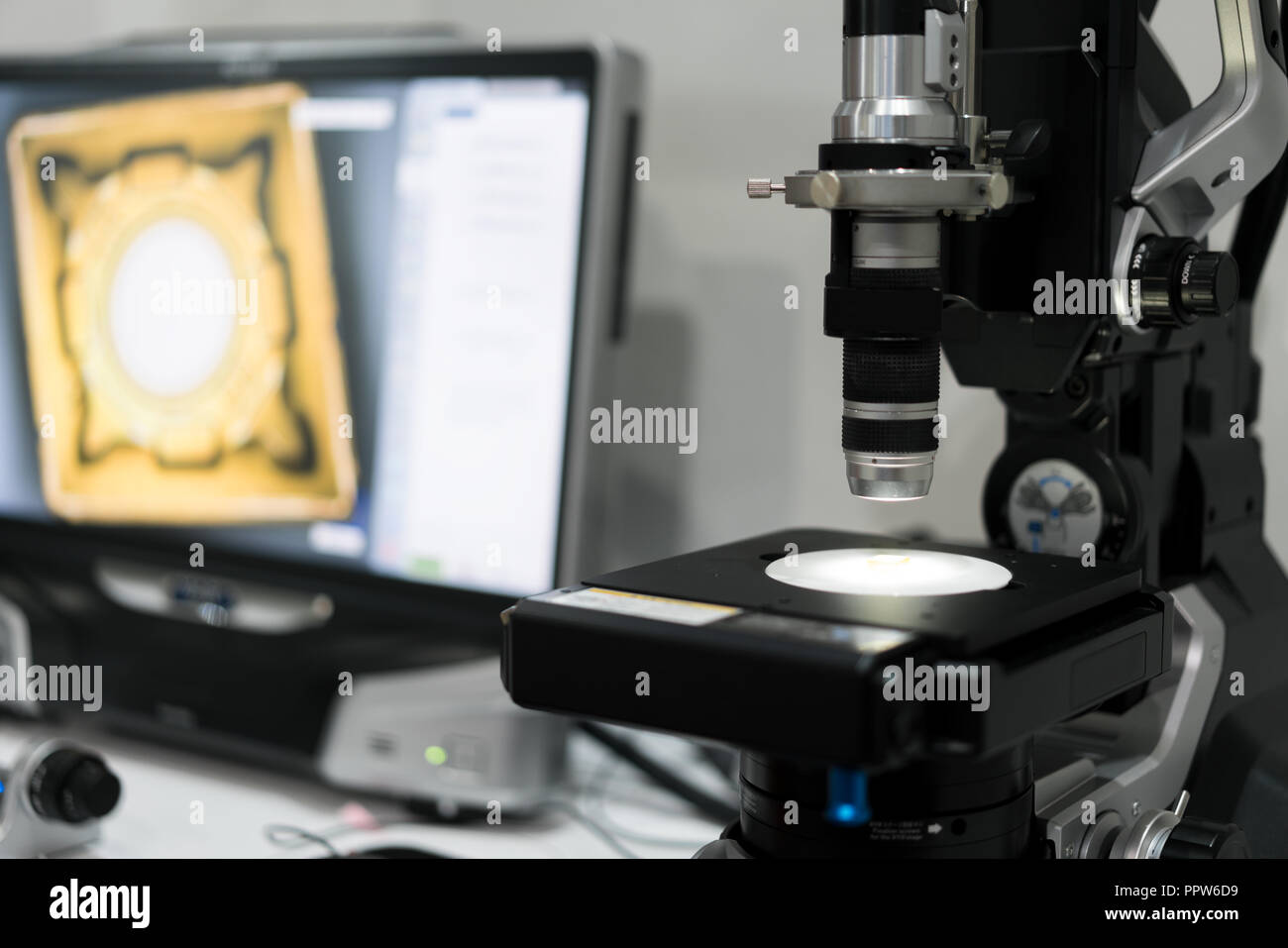 Laboratorio di Microelettronica con gli strumenti di misura e microscopi. Foto Stock