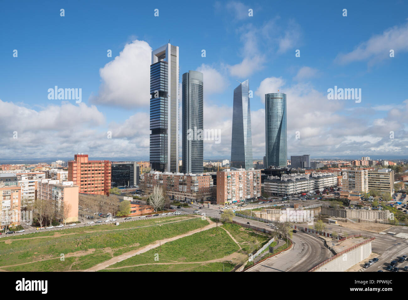 Paesaggio urbano di Madrid di giorno. Paesaggio di Madrid business building a quattro Torre. Alto edificio moderno in un quartiere commerciale area in Spagna. Foto Stock