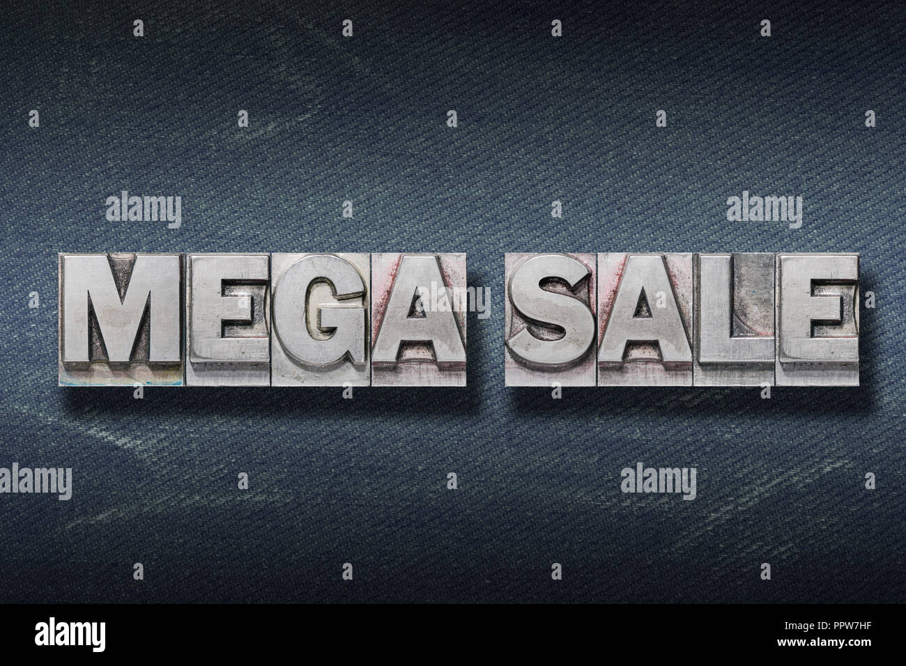 Mega vendita realizzata dalla stampa in rilievo metallico scuro su sfondo jeans Foto Stock