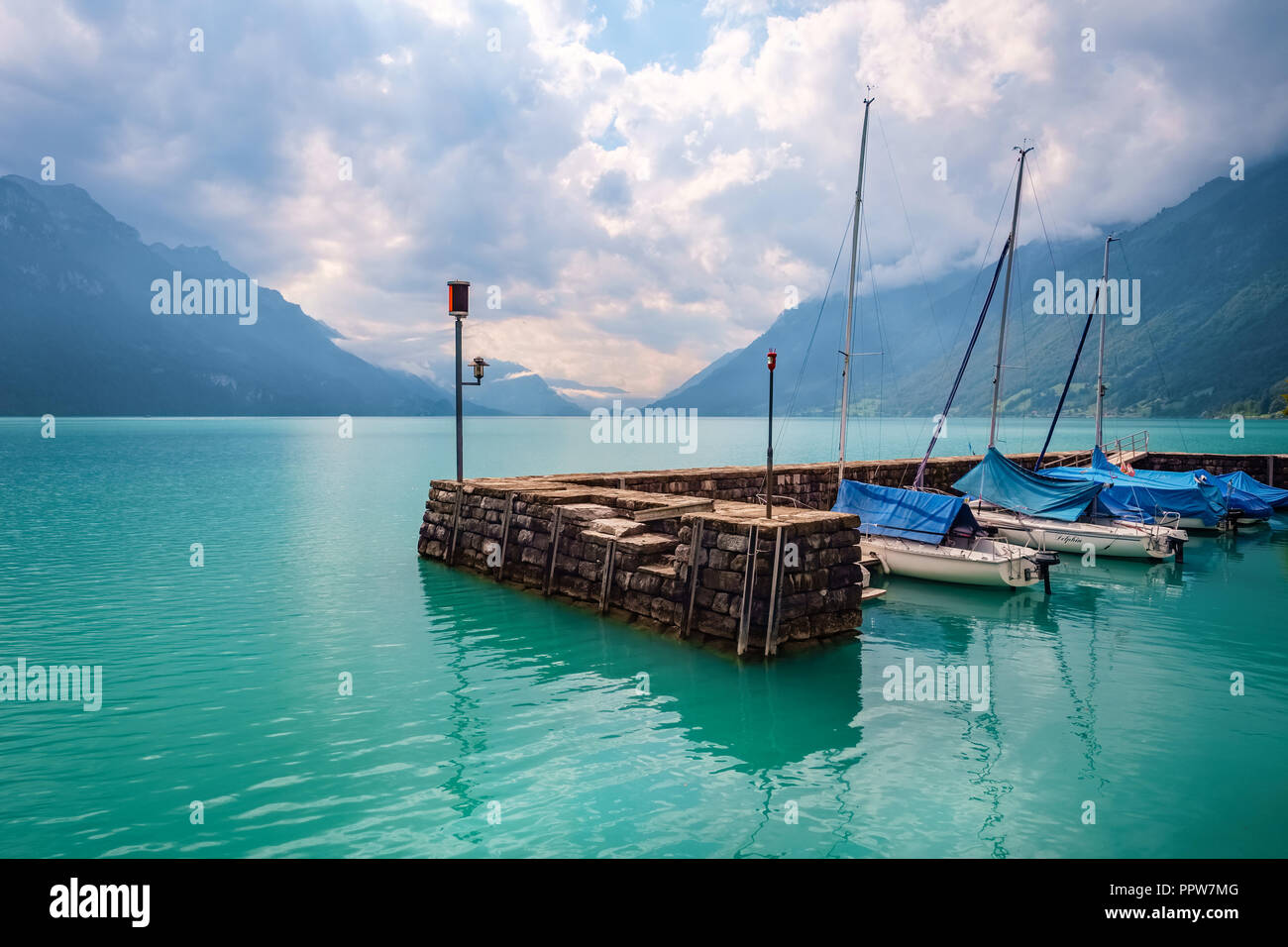 Il lago di Brienz, Svizzera - 10 Settembre 2015: tre barche nel porto di Brienz. Lungo il suo famoso lago una passeggiata è stata costruita durante la Seconda Guerra Mondiale. Foto Stock