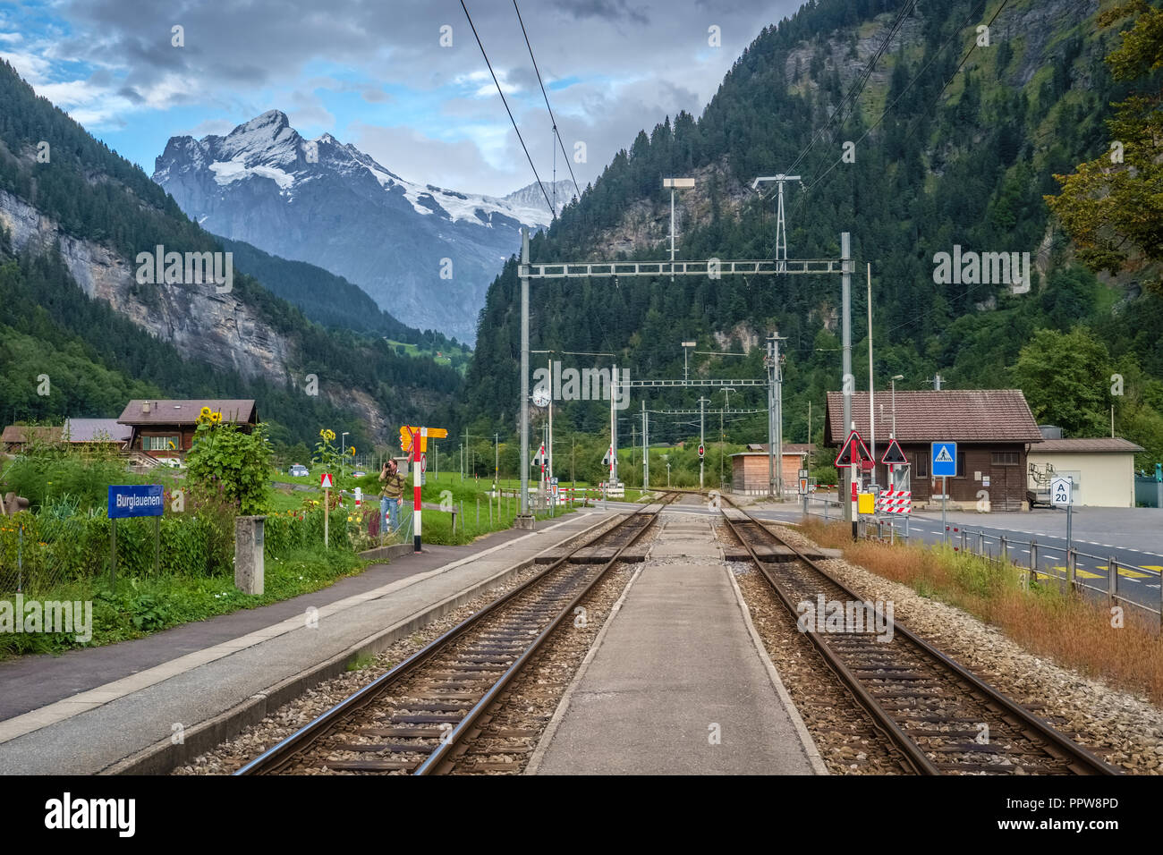 Passeggiate attraverso prati e tra le alte cime delle Alpi Bernesi quando a piedi dal villaggio di Wengen verso Burglauenen Foto Stock