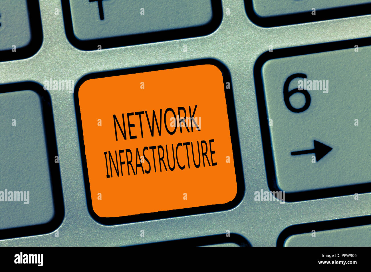 La scrittura della nota che mostra l'infrastruttura di rete. Business photo vetrina per le risorse hardware e software In e Out. Foto Stock