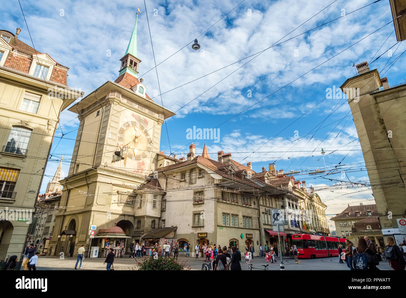 Bern, Svizzera - 16 Settembre 2015: la famosa Torre dell'orologio (Zeitglockenturm) di Berna, Svizzera. Foto scattata in Marktgasse a Berna Foto Stock