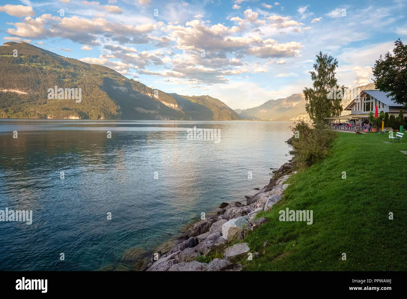 A settembre in tarda serata la vista sul lago di Thun (Thunersee). Si tratta di un lago alpino nell Oberland Bernese in Svizzera il nome dopo la città di Thun Foto Stock