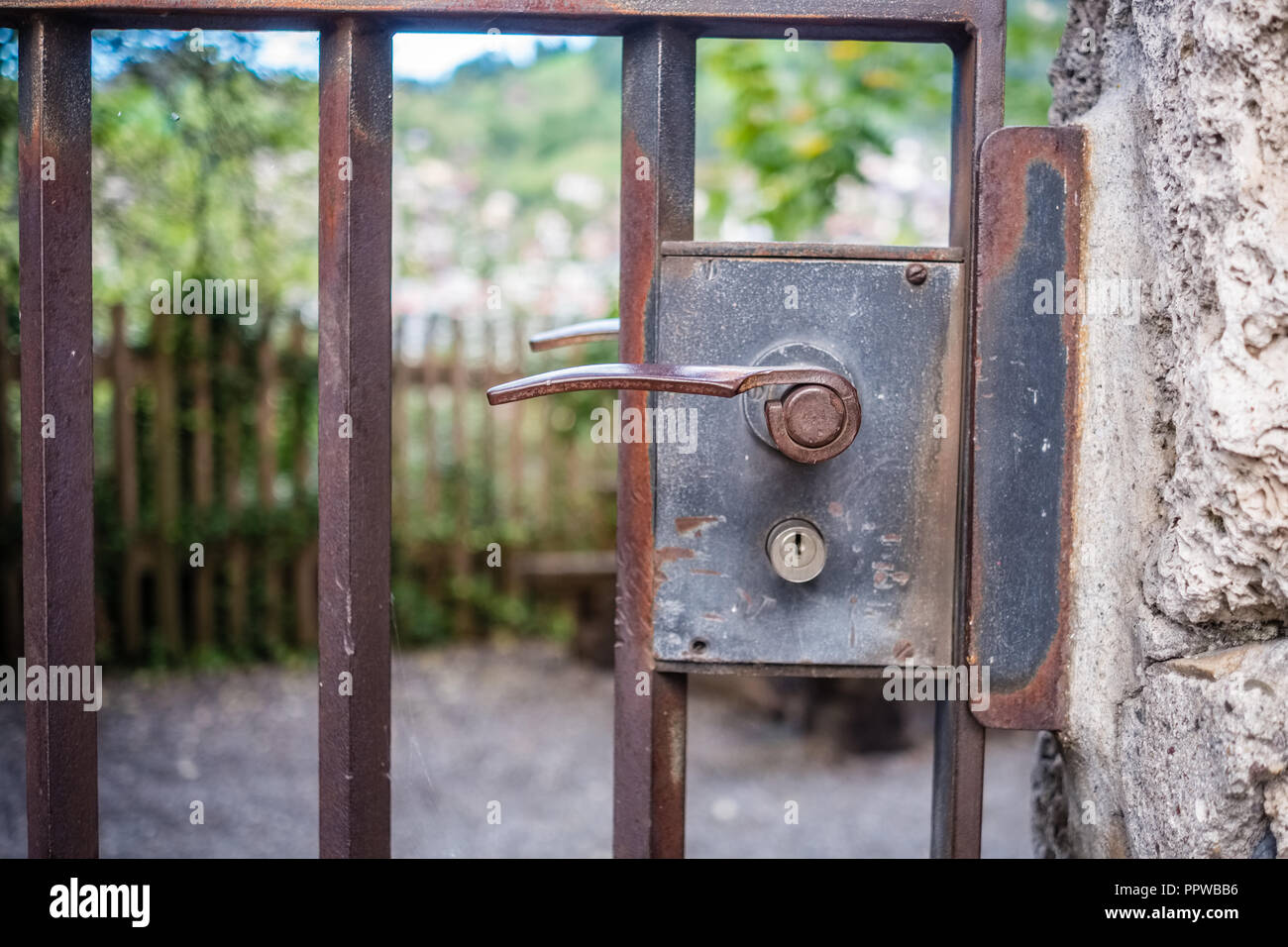 Maniglia arrugginita del cancello immagini e fotografie stock ad alta  risoluzione - Alamy