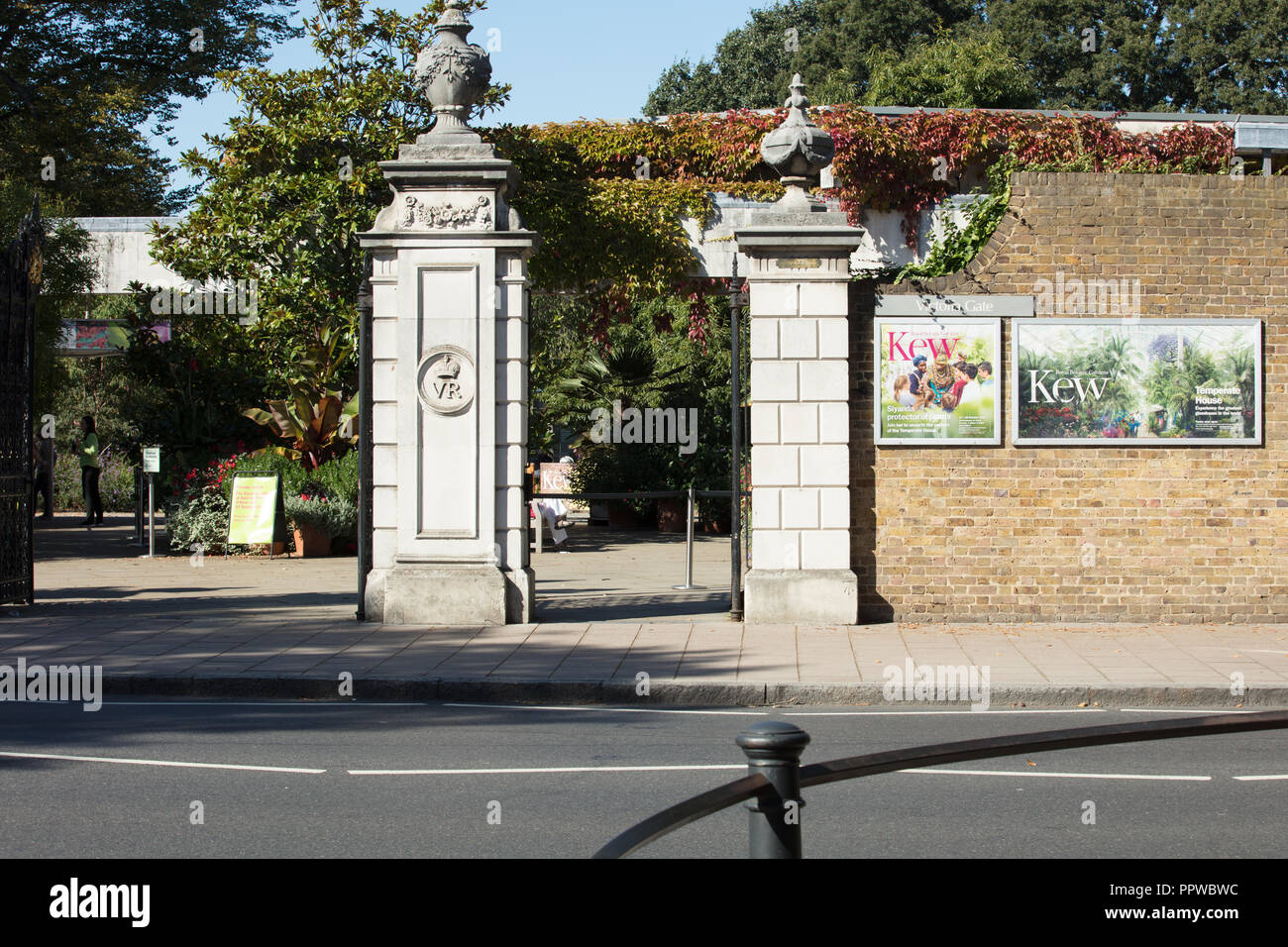 Royal Botanic Gardens di Kew, Richmond, Londra, Regno Unito, storico Victoria Gate dal 1889 vicino a Kew stazione della metropolitana, estate piante visualizzati in pentole. Foto Stock