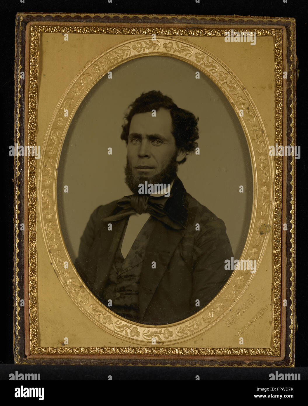 Ritratto di un uomo con Amish-come la barba, indossando un grande filtro bow tie; Wilder T. Bowers, americano, morì 1904, attivo Lynn Foto Stock