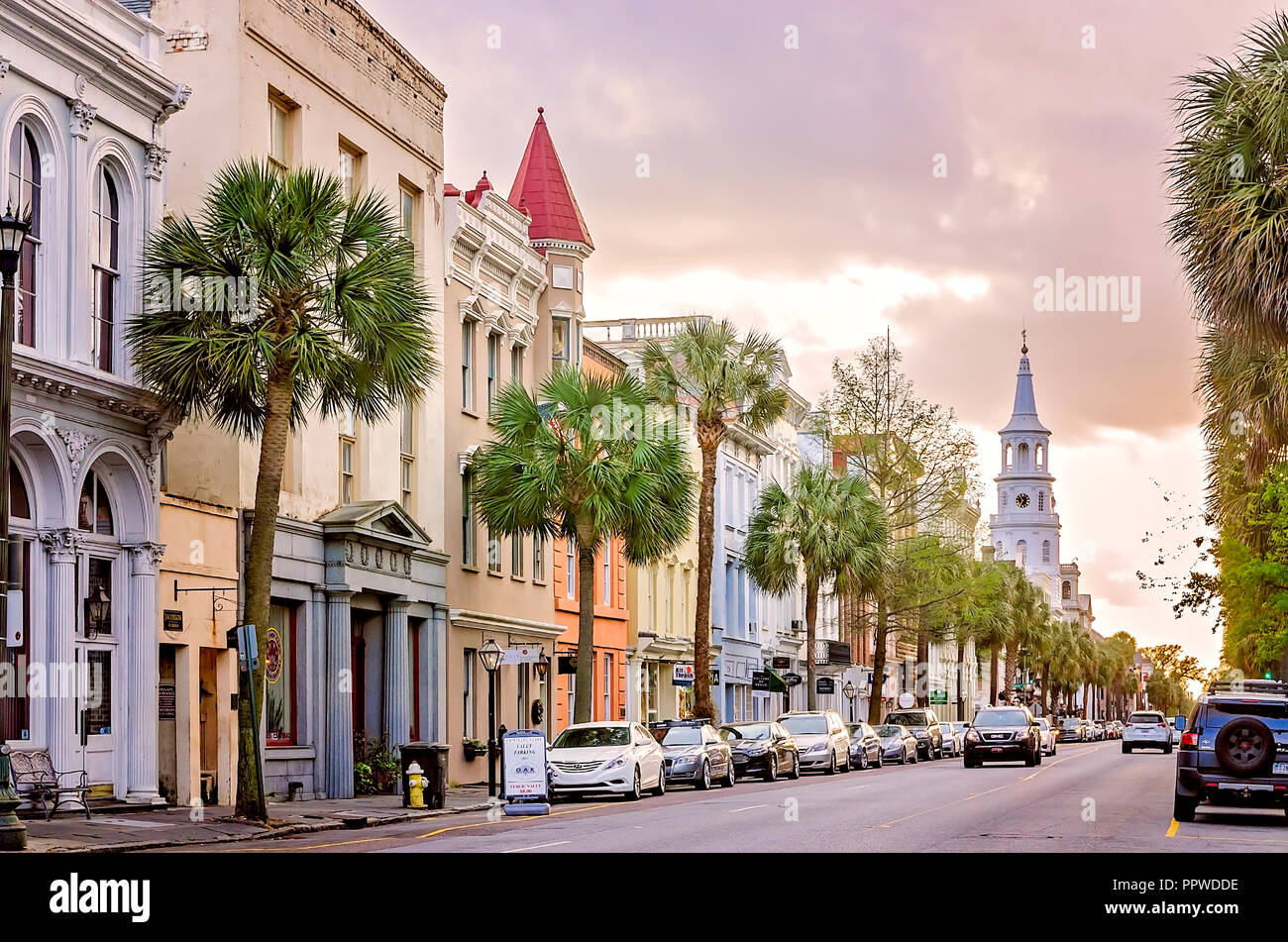 Il sole tramonta sul centro di Charleston, 5 aprile 2015, a Charleston, Carolina del Sud. Foto Stock