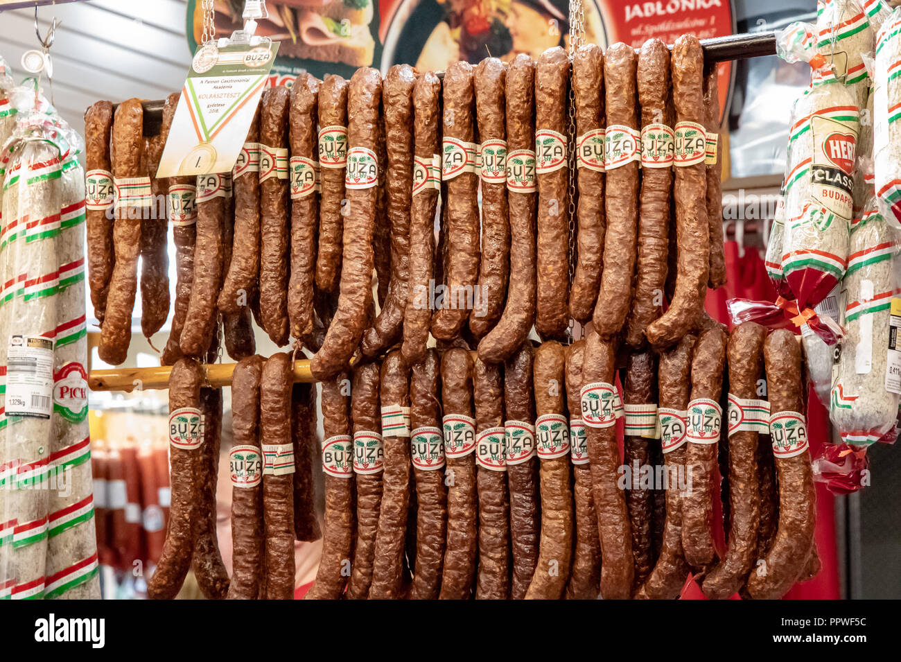 La salsiccia ungherese per la vendita nei locali di Budapest mercato alimentare Foto Stock