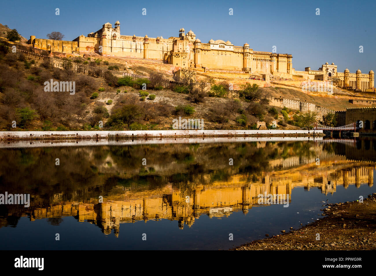 Guardando verso Nahargarh Fort, Jaipur con la sua riflessione in primo piano Foto Stock