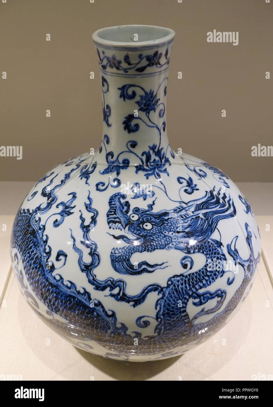 Vaso bottiglia con dragon e design arabesque, Cina, Jingdezhen forno, dinastia Ming, periodo Yongle, 1403-1424 annuncio, blu e bianco - Foto Stock