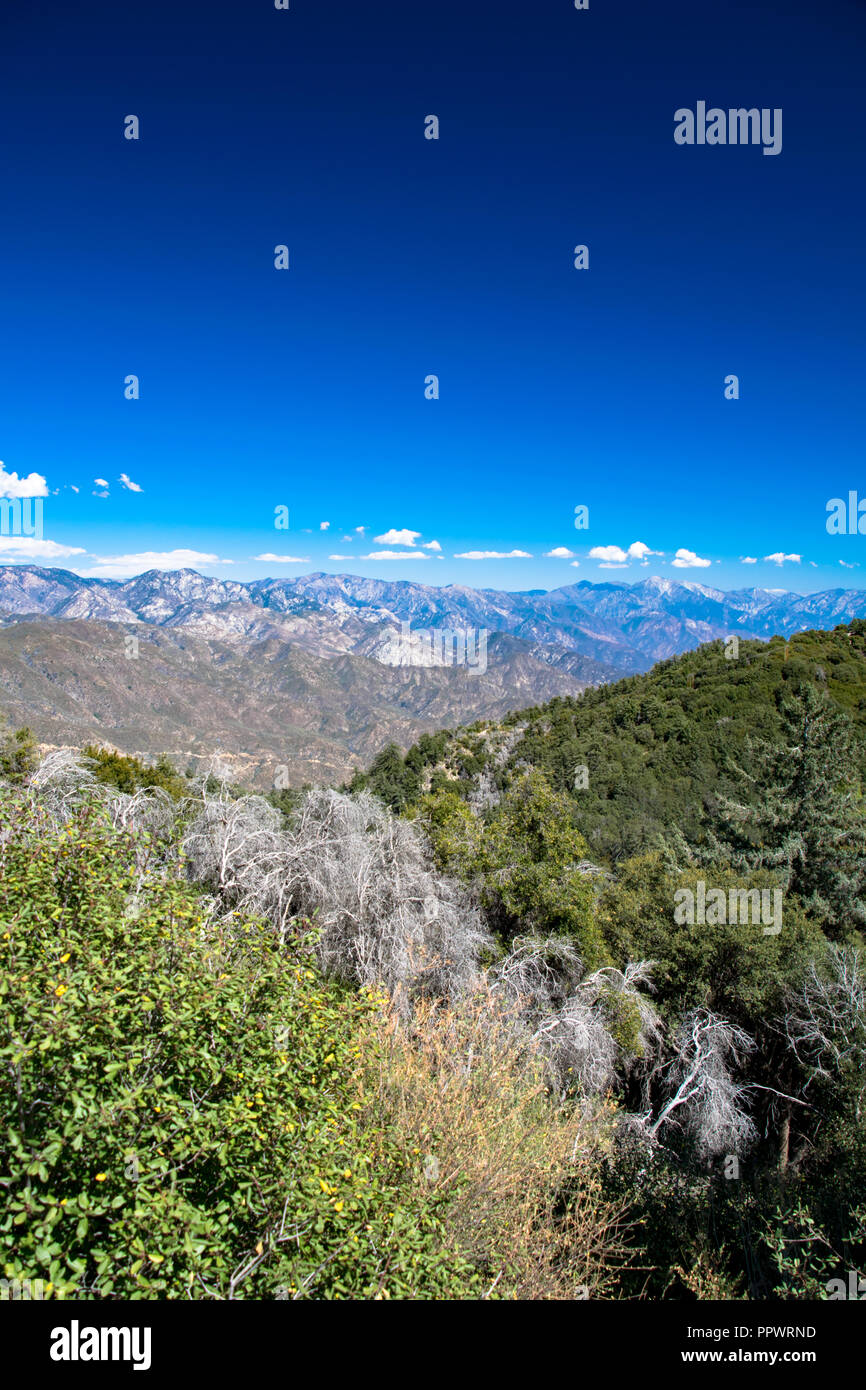 Vista delle montagne di San Gabriel come presi da Mt Wilson vicino a Glendale, California Foto Stock