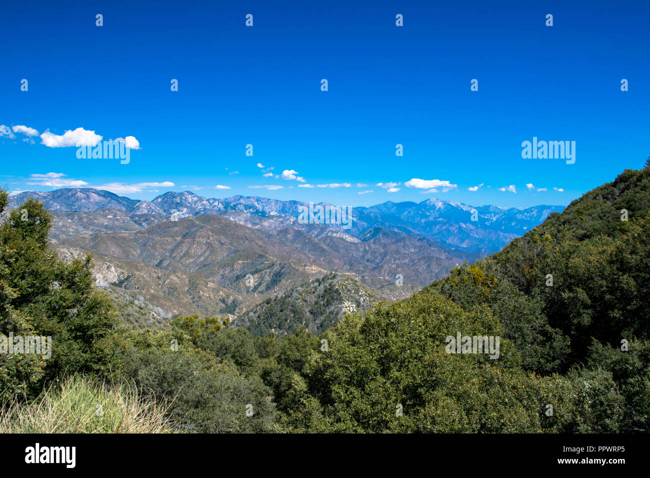 Vista delle montagne di San Gabriel come presi da Mt Wilson vicino a Glendale, California Foto Stock