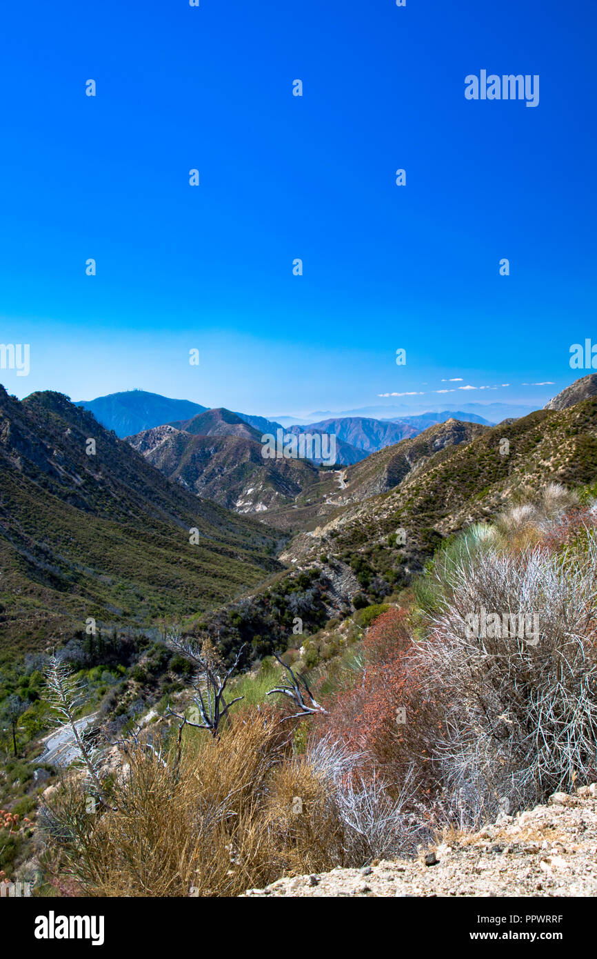 Vista delle montagne di San Gabriel come presi da Mt Wilson vicino a Glendale, California Foto Stock