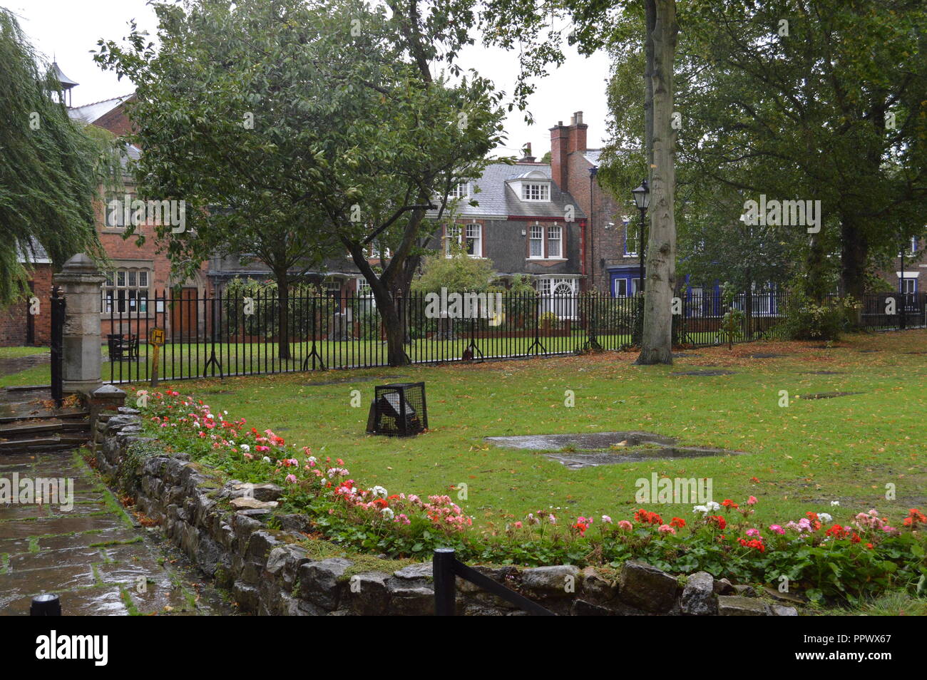 Motivi di Selby Abbey nel vento e pioggia da portali Yorkshire, Inghilterra Foto Stock