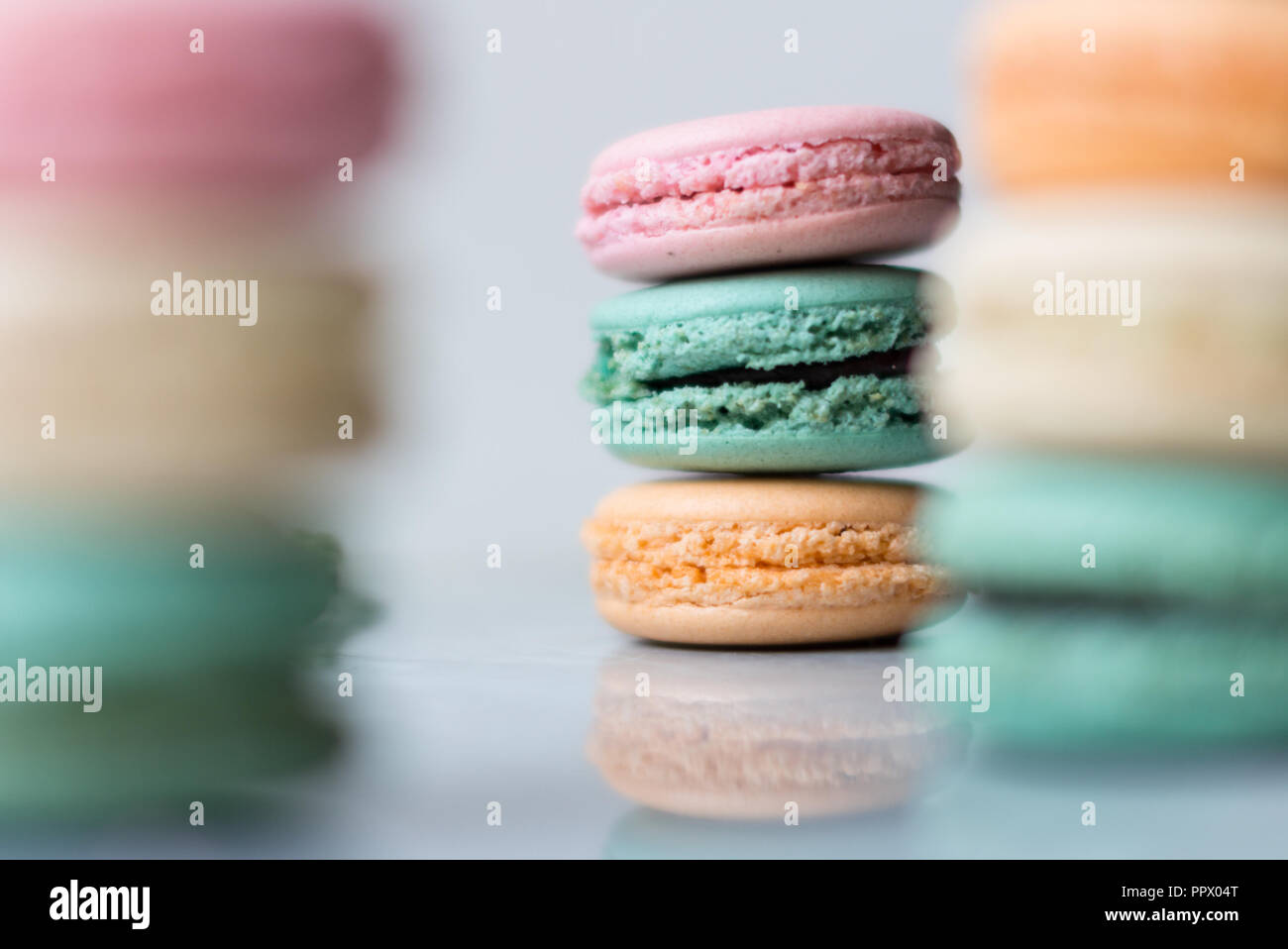 Dolce e colorata amaretto cookies tower Foto Stock