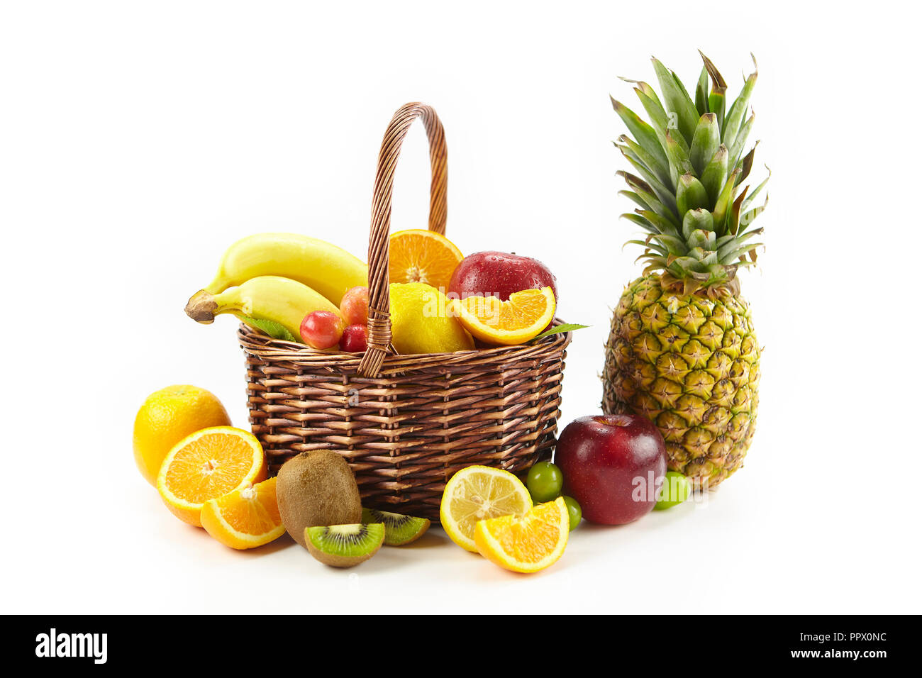 Frutti assortiti isolati su sfondo bianco. Foto Stock