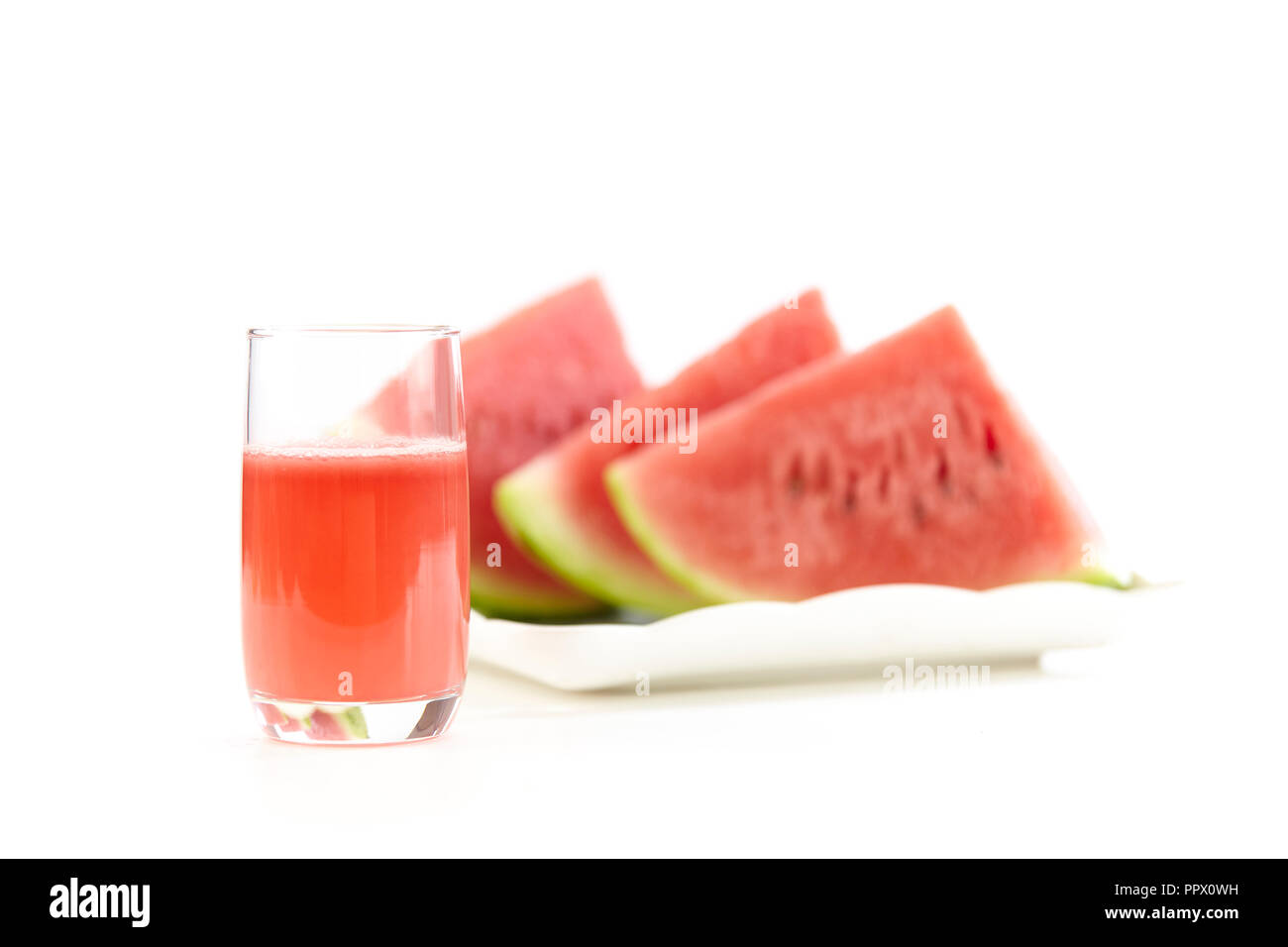 Un bicchiere di succo di frutta fatta da acqua dolce melone isolati su sfondo bianco. Foto Stock