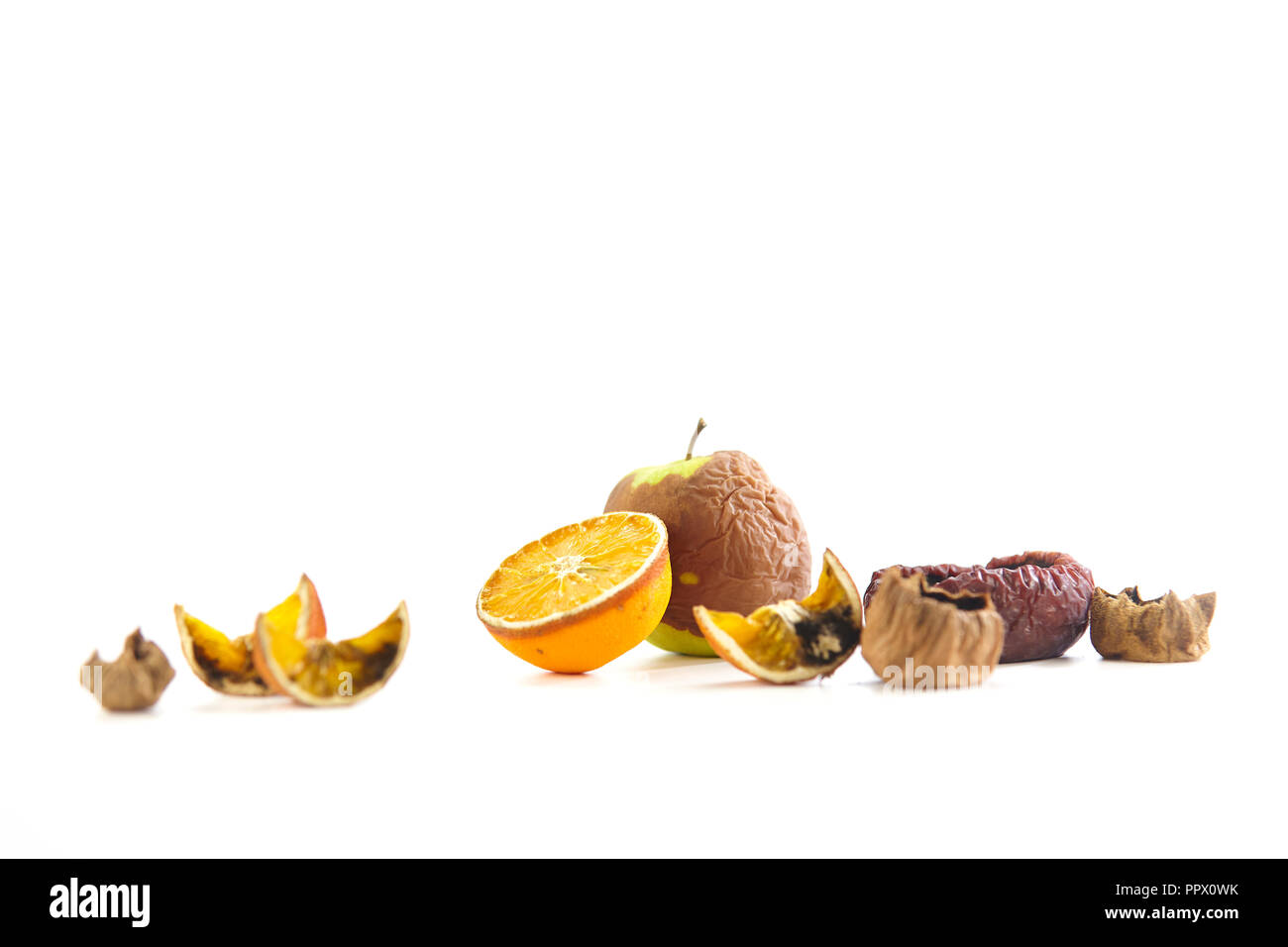 I frutti guasti isolati su sfondo bianco. Foto Stock