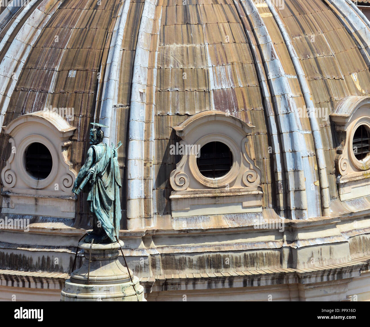 Un primo piano della statua o Traiano Imperatore di Roma con la Chiesa del Santissimo Nome di Maria al Foro Traiano in background. Foto Stock