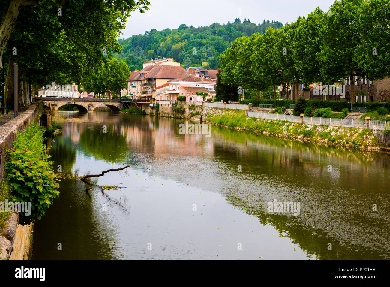Il fiume Cele fluente attraverso la pittoresca città di Figeac nel sud-ovest della Francia. Foto Stock