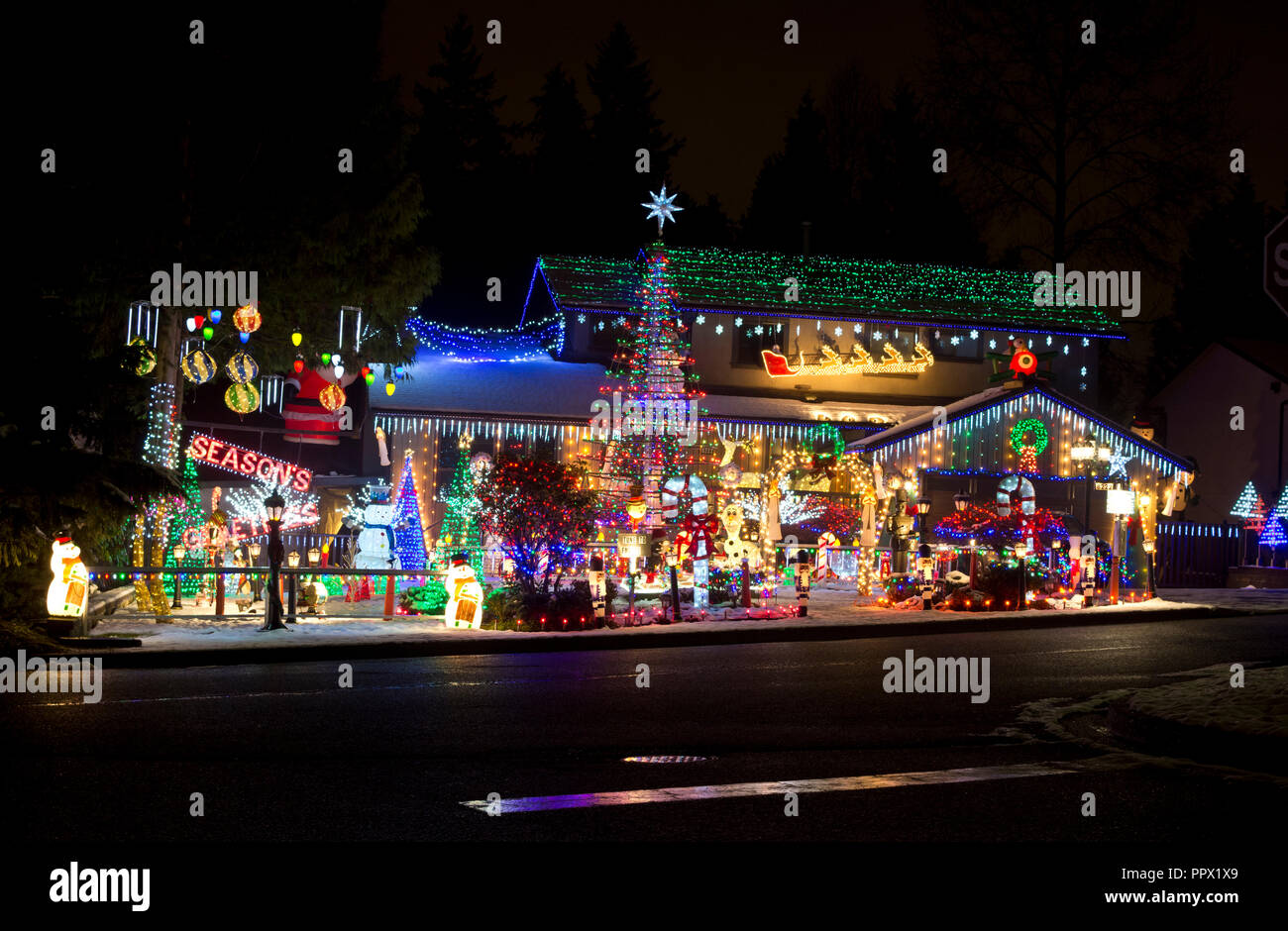 Festosa vacanza outdoor luci di Natale a casa in Metro Vancouver, BC, Canada, di notte. Foto Stock