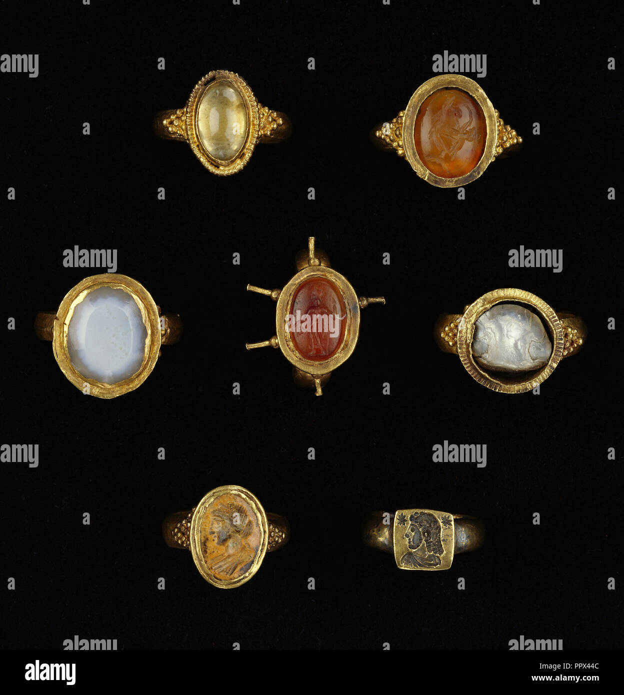 Sette anelli; Impero Romano; 250 - 400; oro, madreperla, corniola, cristallo di rocca, l'AGATA Foto Stock