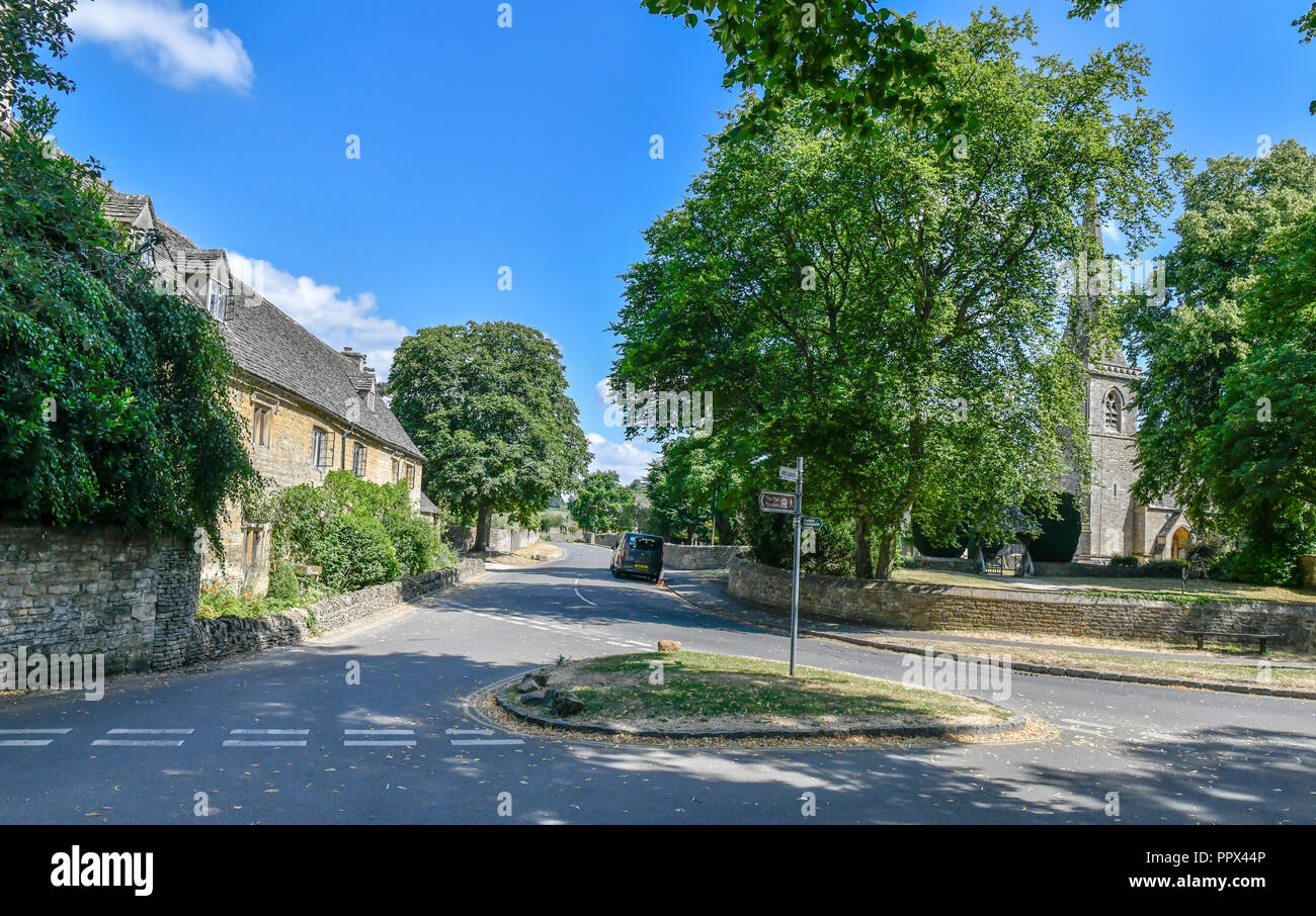 LOWER SLAUGHTER, il Costwolds, GLOUCESTERSHIRE, Inghilterra - 14 luglio 2018: Cotswold cottage in pietra in estate nel pomeriggio la luce del sole Foto Stock