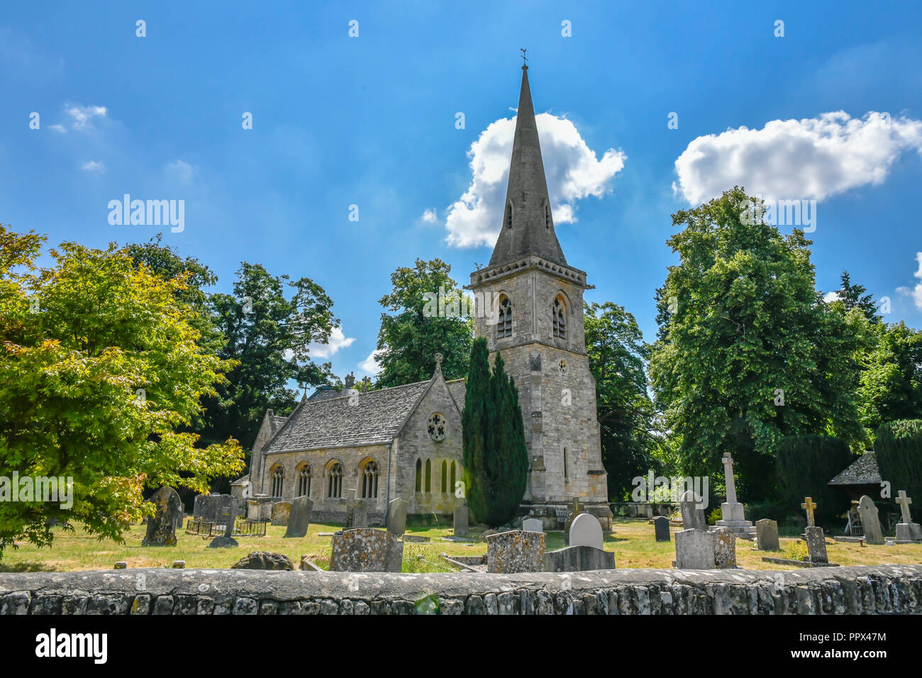 La Chiesa Parrocchiale di Santa Maria di macellazione inferiore si trova in Lower Slaughter, nel Gloucestershire. England Regno Unito. Il XIII secolo la parrocchia anglicana chiesa è Foto Stock