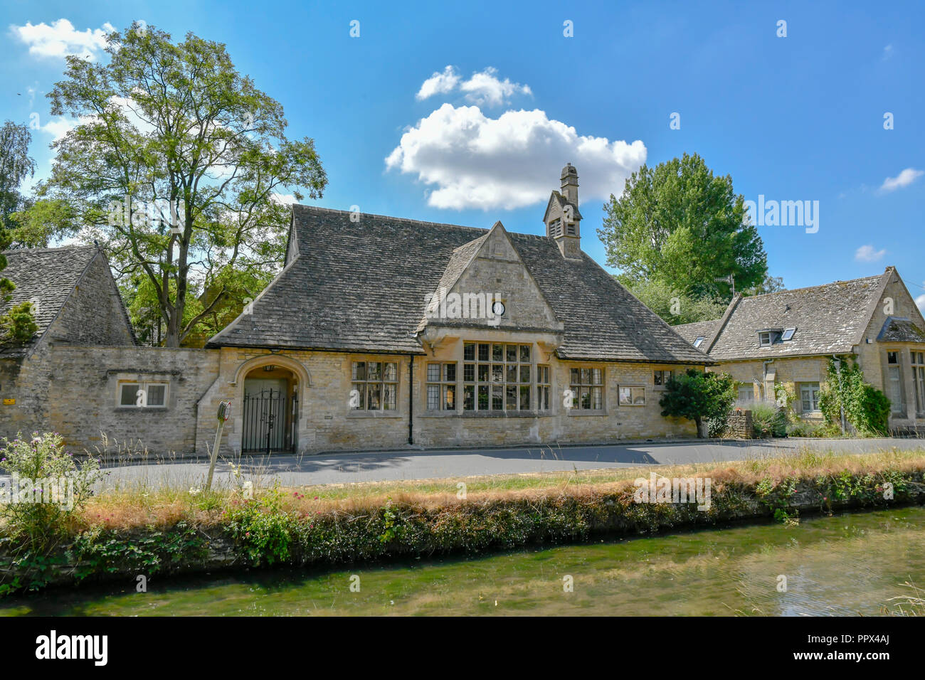 Inghilterra, Gloucestershire, Cotswolds, Lower Slaughter in estate, Riverside cotswold cottage in pietra Foto Stock