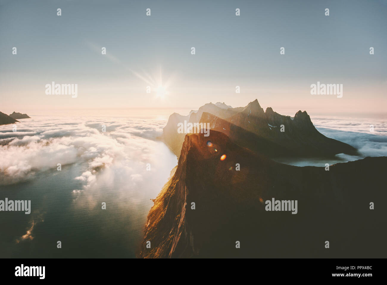 Tramonto sulle montagne di oltre mare e nuvole paesaggio vista aerea in Norvegia vacanze Viaggi località mozzafiato paesaggio idilliaco Senja isole Foto Stock