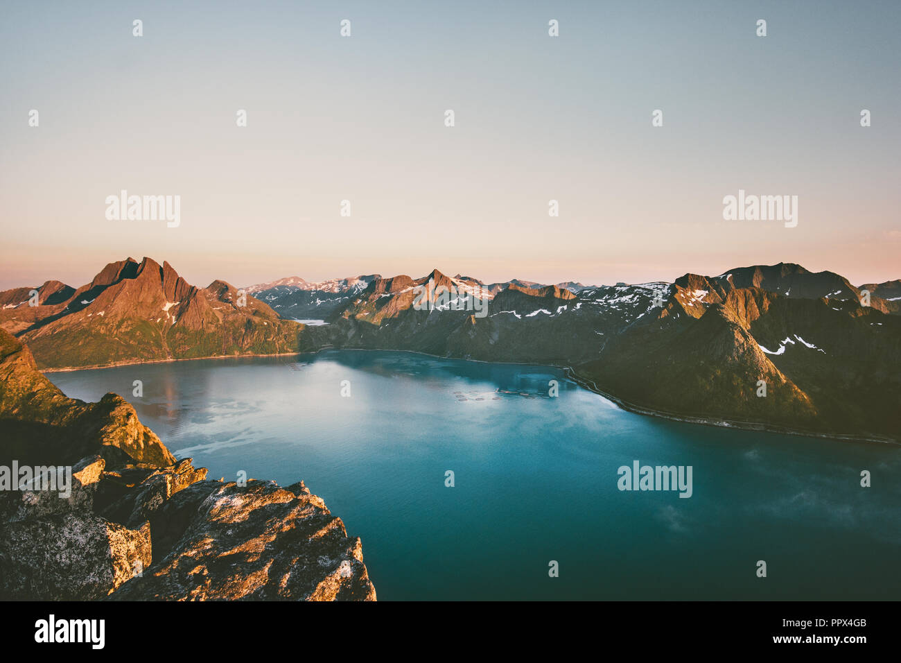 Norvegia paesaggio montagne sul fiordo tramonto paesaggio vista aerea vacanze viaggi panoramici mozzafiato Senja isole Foto Stock