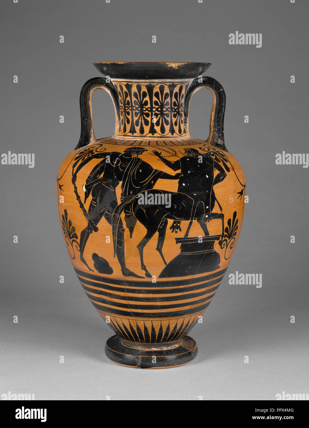 Storage Jar con Eracle che minacciano il Centauro Pholos; attribuita al gruppo di Würzburg 221, Atene, Grecia; circa 480 - 470 Foto Stock